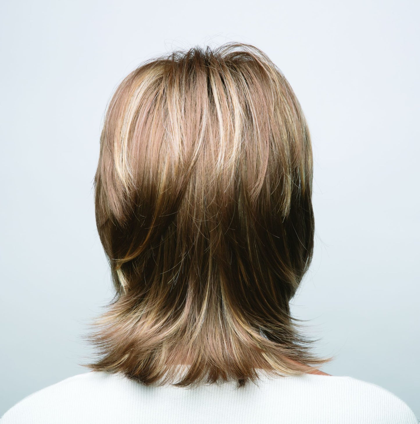 Bailey by Hi-Fashion – Tousled Medium-Length Wig with Feathered Layers | Fibre Hair | UK Stock